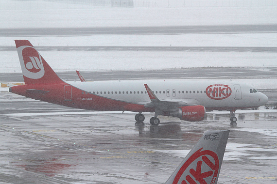 Bei der Ankunft der OE-LER in Wien herrschte dichtes Schneetreiben - Foto: Thomas Ranner