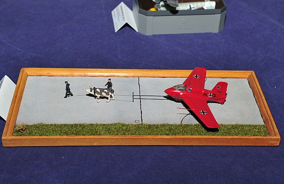 Rote Me-163, von einem Ochsen gezogen - Foto: PA / Austrian Wings Media Crew Rote Me-163, von einem Ochsen gezogen - Foto: PA / Austrian Wings Media Crew
