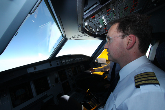 NIKI-Flottenchef Robert Semm im Cockpit auf den Flug nach Wien