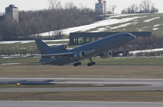 Lockheed L-1011 TriStar (ZD952) der Royal Air Force beim Start auf der Piste 29 - Foto: Christian Zeilinger Lockheed L-1011 TriStar (ZD952) der Royal Air Force beim Start auf der Piste 29 - Foto: Christian Zeilinger