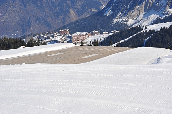 Kein Fysheye-Spezialeffekt, sondern Realität: die Piste des Altiport-Courchevel - Foto: Andy Herzog