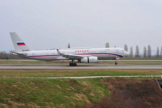 Im Anflug die zweite Maschine der russischen Delegation, eine Tupolev Tu-214-SUS mit sichtbarem Buckel auf dem Rumpf der wohl Kommunikationssysteme beinhaltet - Foto: Andy Herzog