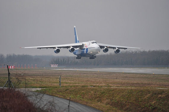 Aus Istre Le Tube (F) kommend setzte diese Antonov An-124-100 der Polet-Flight sanft auf der Piste 15 des EAP auf. Ein wahrhafter Gigant! - Foto: Andy Herzog