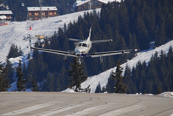Spektakulärer Endanflug einer Socata TBM-700N auf den Altiport Courchevel - Foto: Andy Herzog