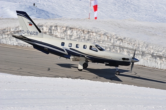 Socata TBM-700N beim Start; der Fotograf hält die Kamera nicht schief, die Piste des Altiport-Courchevel weist tatsächlich ein derart starkes Gefälle auf! - Foto: Andy Herzog