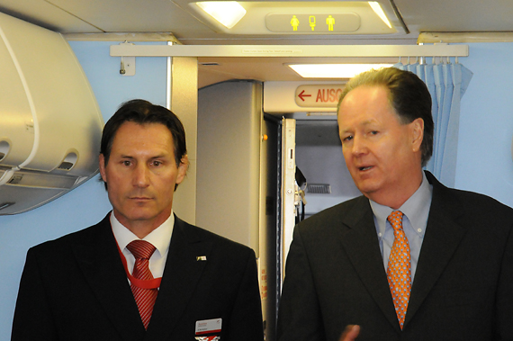 AUA Boeing 737 - Flottenchef Rudolf Buchsteiner ließ - hier mit Jaan Albrecht - die Geschichte der 737 in Österreich Revue passieren - Foto: Austrian Wings Media Crew AUA Boeing 737 - Flottenchef Rudolf Buchsteiner ließ - hier mit Jaan Albrecht - die Geschichte der 737 in Österreich Revue passieren - Foto: Austrian Wings Media Crew