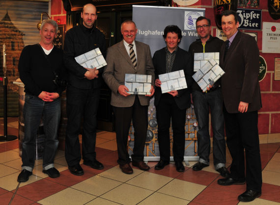 Von links nch rechts: Fotograf Larry R. Williams, Herausgeber Roman Bönsch, die Autoren Peter Mayerhofer, Robert Keiser, Sebastian Illichmann und Flughafenfreunde Wien Obmann Martin Dichler - Foto: Austrian Wings Media Crew Von links nch rechts: Fotograf Larry R. Williams, Herausgeber Roman Bönsch, die Autoren Peter Mayerhofer, Robert Keiser, Sebastian Illichmann und Flughafenfreunde Wien Obmann Martin Dichler - Foto: Austrian Wings Media Crew
