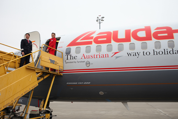 Diese Schriftzüge sorgten für erstauntes Kopfschschütteln, wo immer das Flugzeug auftauchte - Foto: Austrian Wings Media Crew