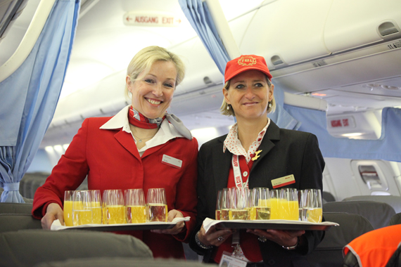 Flugbegleiterinnen in AUA und Lauda Air Uniform - Foto: Christian Zeilinger Flugbegleiterinnen in AUA und Lauda Air Uniform - Foto: Christian Zeilinger