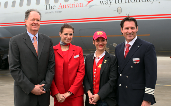 Jaan Albrecht und 737-Flottenchef Buchsteiner gemeinsam mit Flugbegleiterinnen in den Uniformen der Austrian und der Lauda Air vor der OE-LNK  - Foto: Christian Zeilinger