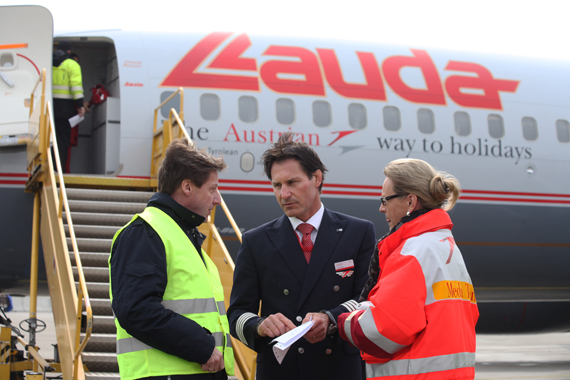 Letzte Besprechungen kurz vor dem Abflug - Foto: Christian Zeilinger Letzte Besprechungen kurz vor dem Abflug - Foto: Christian Zeilinger