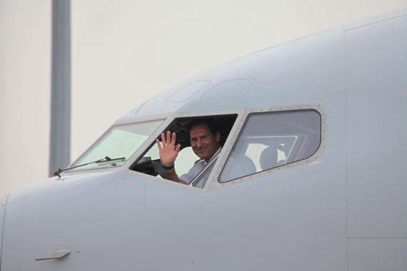 Aller Abschied fällt schwer, auch dieser: Austrian 737-Flottenchef Rudolf Buchsteiner winkt zum Abschied der Boeing 737 aus dem Cockpit der OE-LNK - Foto: Christian Zeilinger
