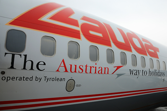 Eindeutig dreideutig - seit dem Betriebsübergang auf Tyrolean flog die OE-LNK mit den Titeln "operated by Tyrolean" - Foto: Austrian Wings Media Crew