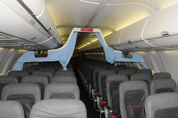 In der Kabine wurden bereits fast alle Airline Schriftzüge entfernt - Foto: Austrian Wings Media Crew In der Kabine wurden bereits fast alle Airline Schriftzüge entfernt - Foto: Austrian Wings Media Crew