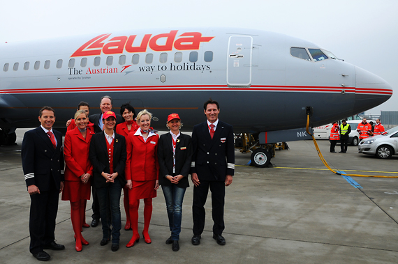 Einige AUA Mitarbeiter erschienen mit den ehemaligen Lauda Air Uniformen - Foto: Chris Jilli
