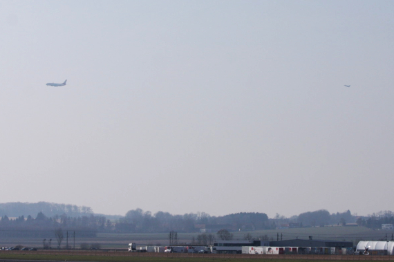 Austrian Boeing 737-800 OE-LNP eskortiert von zwei Eurofightern im Anflug auf Linz - Foto: P. Novotny