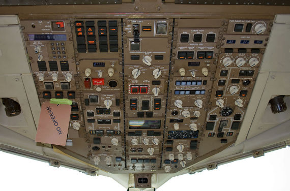 Das Overhead-Panel im Cockpit einer Boeing 767 mit den Tankanzeigen - Foto: Miguel Arteaga - Aviation Photography of México Das Overhead-Panel im Cockpit einer Boeing 767 mit den Tankanzeigen - Foto: Miguel Arteaga - Aviation Photography of México