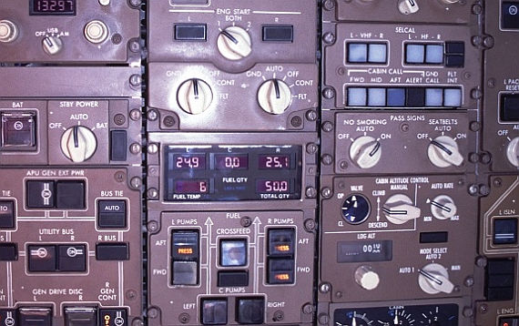 Detailaufnahme der Treibstoffanzeigen am Overhead-Panel im Cockpit einer Boeing 767-200; diese Anzeigen waren auf Flug AC 143 defekt - Foto: Daniel Werner (vielen Dank) Detailaufnahme der Treibstoffanzeigen am Overhead-Panel im Cockpit einer Boeing 767-200; diese Anzeigen waren auf Flug AC 143 defekt - Foto: Daniel Werner (vielen Dank)