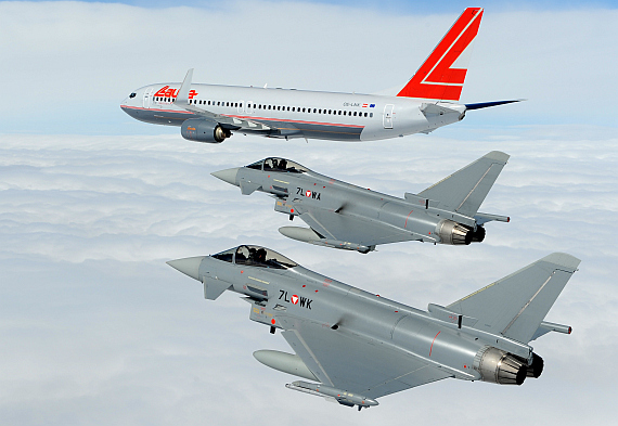 Die Austrian (Lauda Air) Boeing 737-800 OE-LNK auf Reiseflughöhe, eskortiert von zwei Eurofightern des Bundesheeres - Foto: Markus Zinner / Bundesheer