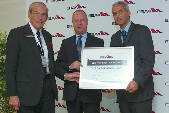 Brian Humphries, Präsident der EBAA mit Manfred Helldoppler, Managing Director der TAA und Karl Baumgartner, Manager Flight Operations TAA bei der Übergabe des Platinum Safety of Flight Awards. - Foto: TAA