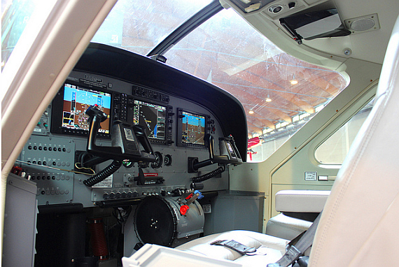 Das moderne Cockpit einer Cessna Grand Caravan mit Cargo Box