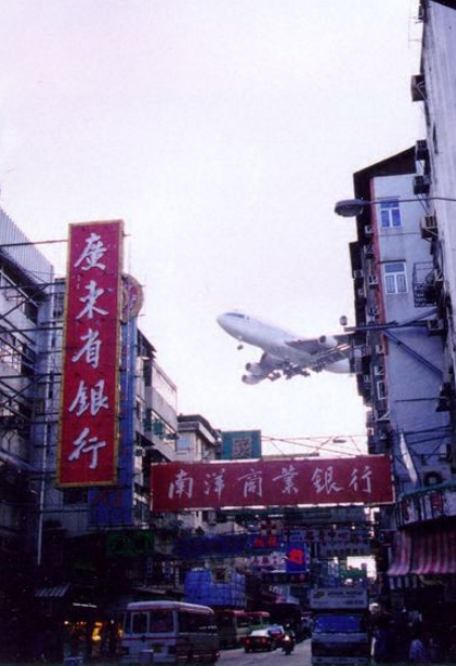 Boeing 747 von Cathay Pacific im Endanflug auf Kai Tak - Foto: Ywchow / Wiki Commons