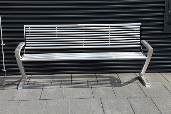 Eine der Bänke auf der Besucherterrasse - Foto: Flughafen Wien AG Eine der Bänke auf der Besucherterrasse - Foto: Flughafen Wien AG