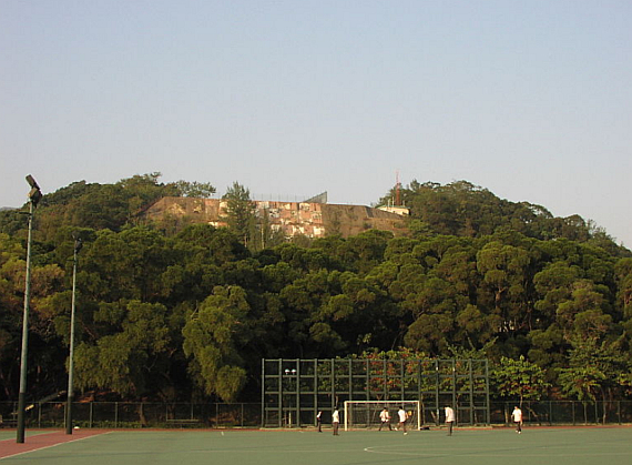 Checkerboard Hill, aufgenommen im Jahr 2007, 9 Jahre nach der Schließung des Flughafens - Foto: Tksteven / Wiki Commons