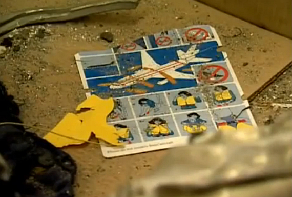 Aus den Trümmern von Swissair 111 geborgene Safety Card - Foto: Screenshot YouTube