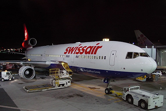 MD-11 der Swissair am Gate, Symbolbild - Foto: Urs Hess
