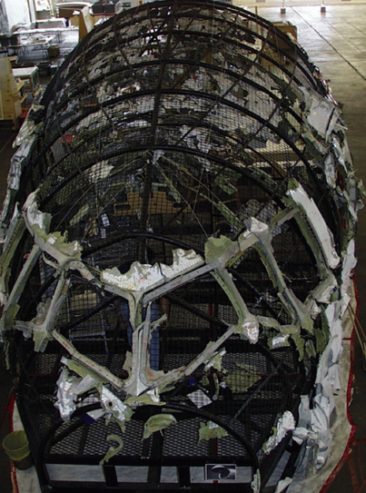 Außenaufnahme des rekonstrukierten Cockpitbereiches der HB-IWF in einem frühen Stadium der Ermittlungen - Foto: TSB