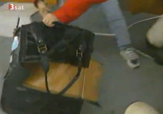 Ein Flightbag eines Crewmitgliedes von SR 111 wird geborgen - Foto: Screenshot YouTube