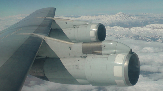 Blick auf die linke Tragfläche einer Boeing 707 der Saha Air - Foto: Roman Maierhofer