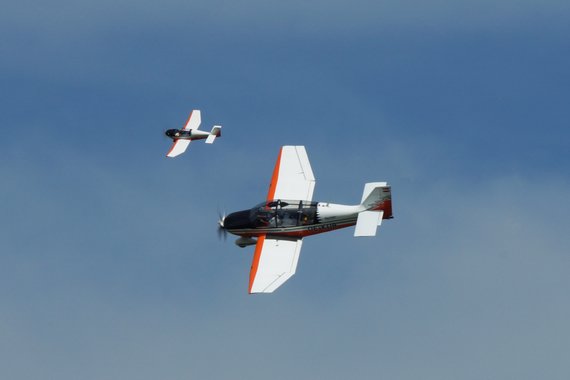 Die OE_KUB mit einem Modell im Formationsflug