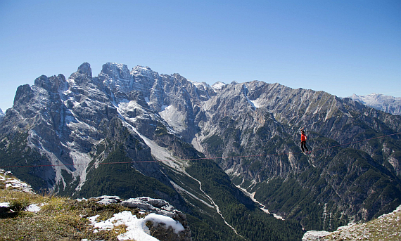 Slackline im alpinen Raum; die Sportler hoffen auf künftig einfachere Verfahrenswege - Foto: Fritz Hochfelner Slackline im alpinen Raum; die Sportler hoffen auf künftig einfachere Verfahrenswege - Foto: Fritz Hochfelner