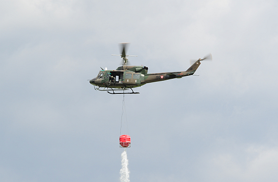 Airpower 2013 AB 212 Bundesheer Löscheinsatz Löschwasserbehälter PHuber