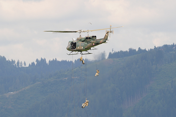 Airpower 2013 AB 212 Bundesheer landet Jagdkommandosoldaten an PHuber