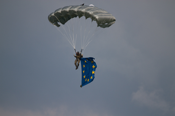 Airpower 2013 Fallschirmspringer mit Europaflagge Peter Hollos