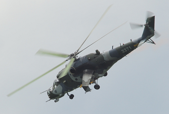 Airpower 2013 Mil Mi-24 Hind seitlich Fahrwerk ausgefahren OHuber