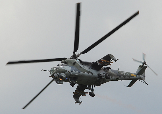 Airpower 2013 Mil Mi-24 Hind seitlich Fahrwerk ausgefahren_1 OHuber