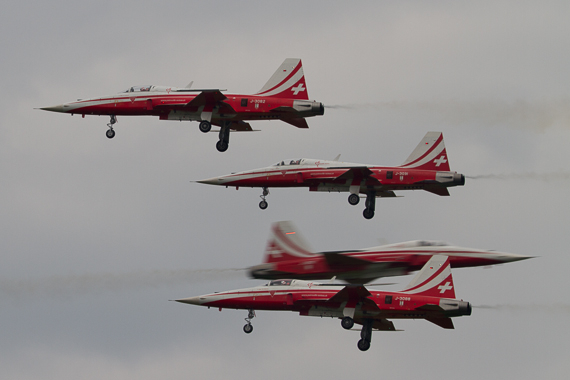 Airpower 2013 Patrouille Suisse Formation Fahrwerk ausgefahren Gegenverkehr Peter Hollos