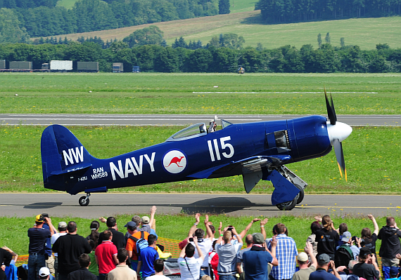 Airpower 2013 Sea Fury rollt Pilot winkt OHuber