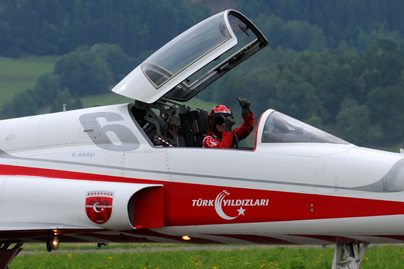 Airpower 2013 Turkish Stars Pilot Daumen hoch Foto Austrian Wings