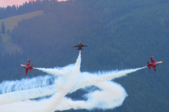 Die türkische Kunstflugstaffel Turkish Stars Foto Austrian Wings