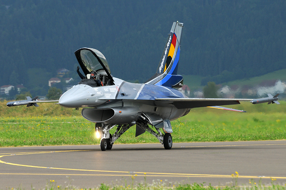 Airpower 2013 belgische F-16 rollt Frontalansicht Chris Jilli