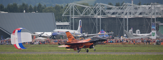 Airpower 2013 niederlänidsche F-16 bei der Landung mit Bremsfallschirm Peter Hollos