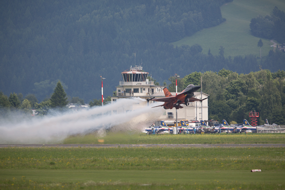 Airpower 2013 niederlänidsche F-16 beim Start Hintergrund Frecce Tricolori Peter Hollos