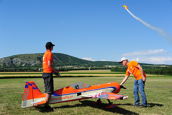 Der zweifache Freestyle Champion im Motormodellflug Alexander Balzer (links)