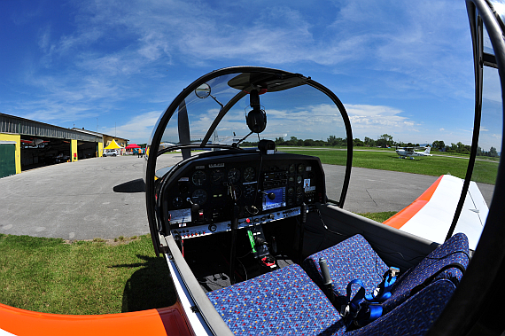 Blick ins Cockpit der Robin mit dem Kennzeichen OE-KUB