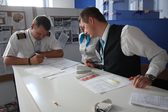 Die Crew beim Pre-Flight-Briefing Die Crew beim Pre-Flight-Briefing